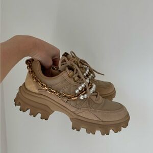 Uterque Sneakers with detachable chain of pearls, US 38